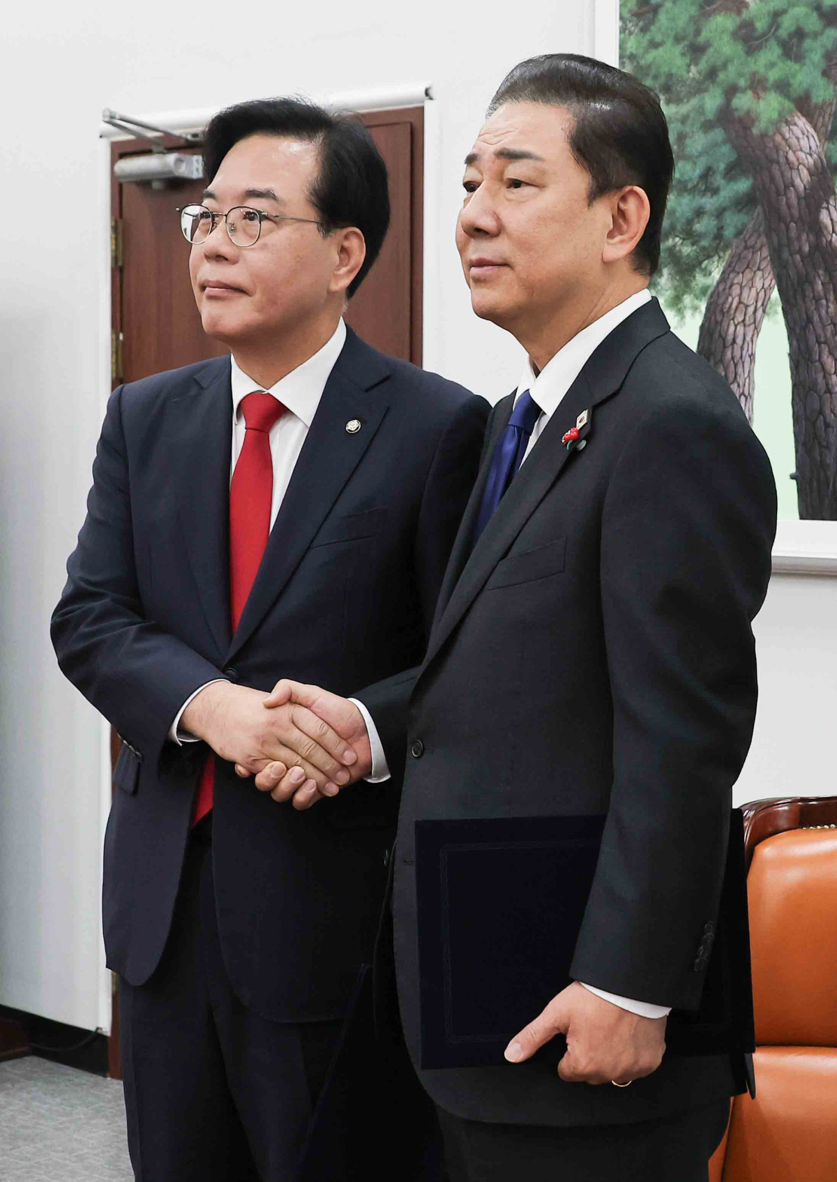 ▲국민의힘 송언석 원내대표(왼쪽)와 더불어민주당 김병기 원내대표가 2일 서울 여의도 국회에서 2026년도 예산안 처리를 위한 합의문에 서명을 마치고 기념 촬영하고 있다. 2025.12.2 (연합뉴스)