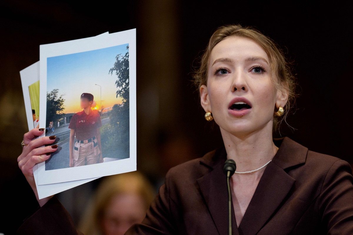 ▲우크라이나 지역인권센터 소속 변호사인 카테리나 라셰프스카가 3일(현지시간) 미국 상원 청문회에 출석해 북한으로 끌려간 것으로 여겨지는 청소년 2명 사진을 들고 증언하고 있다. (워싱턴D.C./AFP연합뉴스)