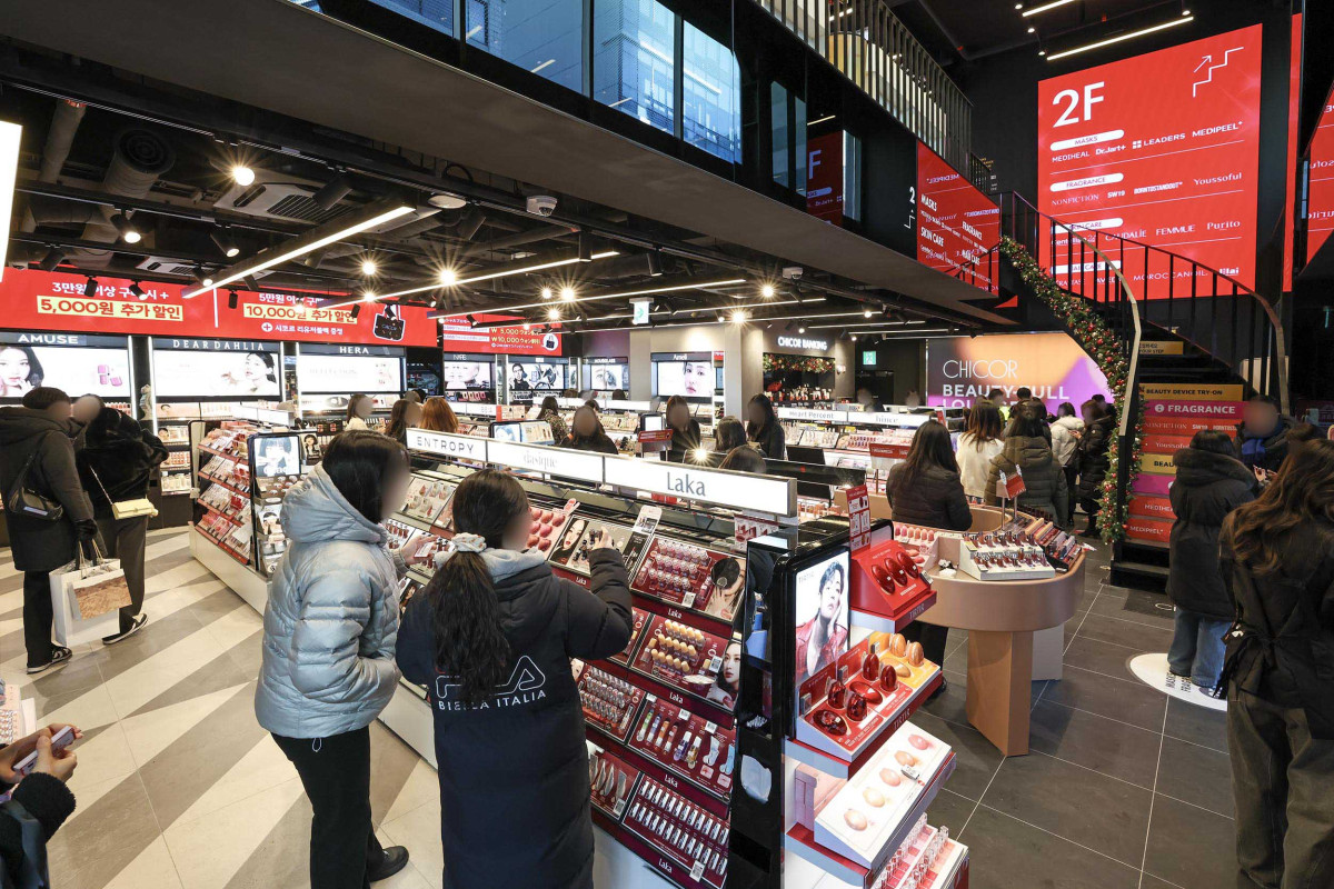 ▲시코르 명동점을 찾은 쇼핑객들 (사진제공=신세계백화점)