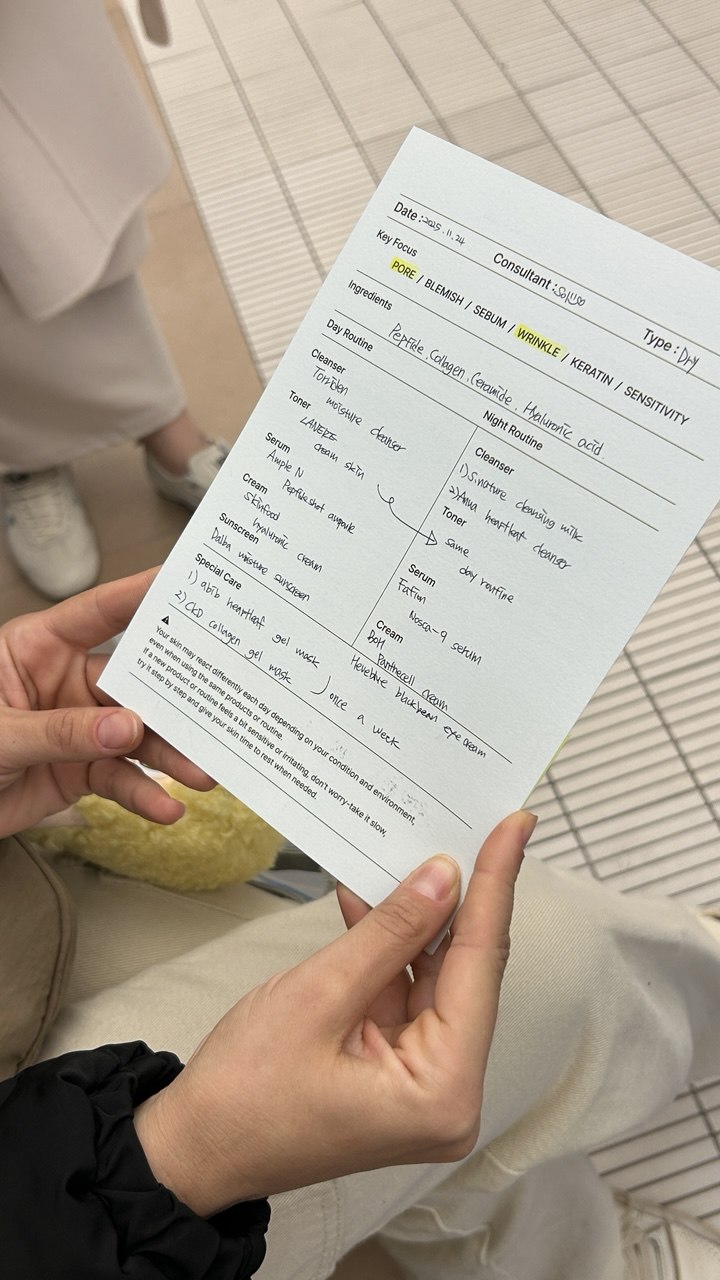 ▲외국인 관광객이 피부진단 서비스 '스킨스캔'을 받고 결과지를 보여주고 있다. (사진=연희진 기자)