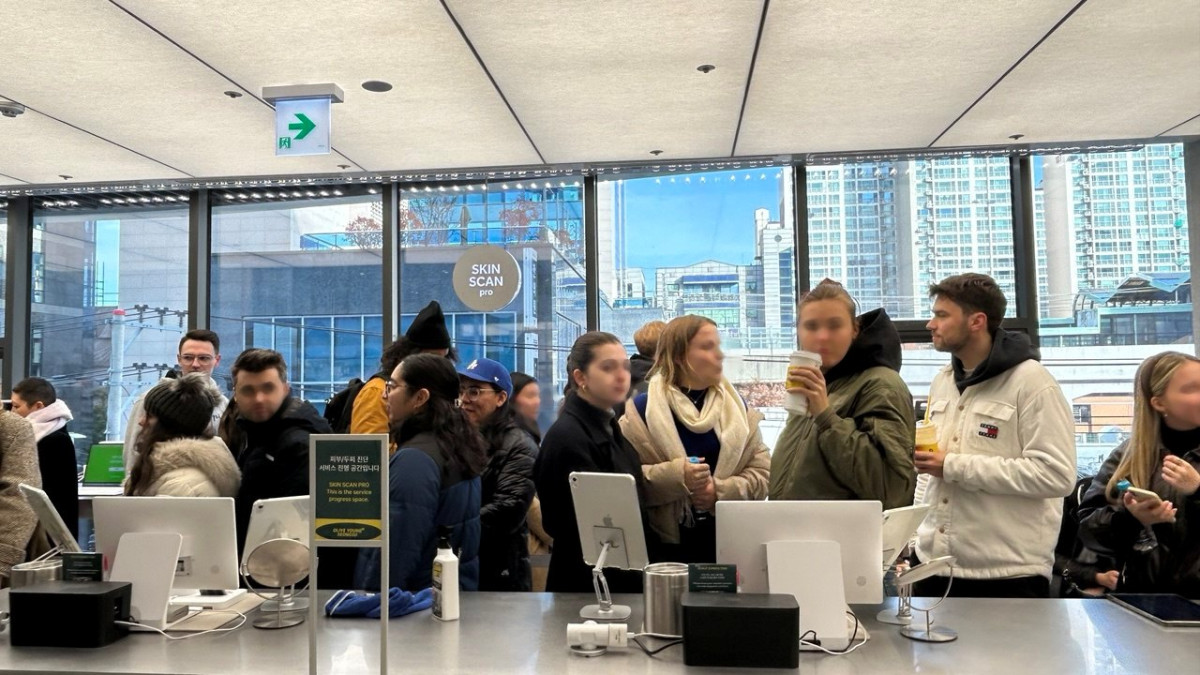 ▲외국인 관광객들이 올리브영N 성수의 피부진단 서비스 '스킨스캔'을 받기 위해 기다리고 있다. (사진=연희진 기자)