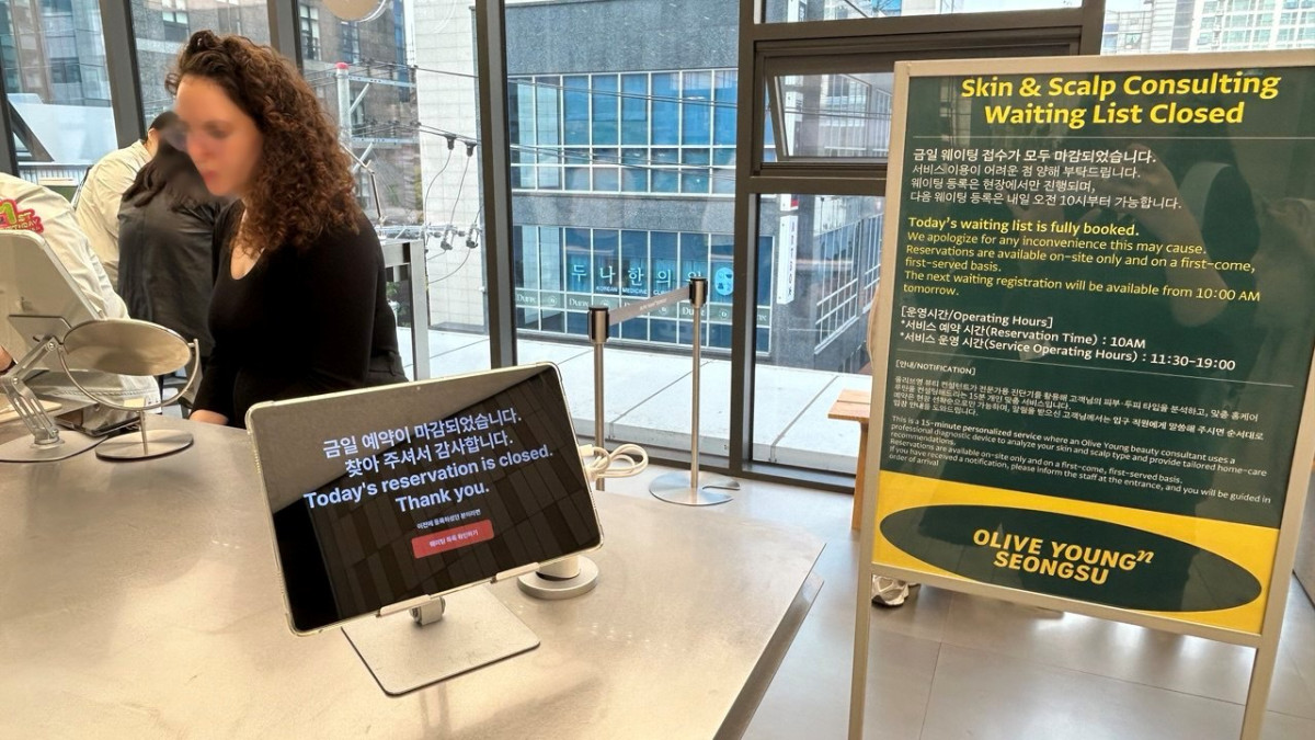 ▲올리브영N 성수의 피부진단 서비스 '스킨스캔'의 당일 예약이 마감됐다. (사진=연희진 기자)