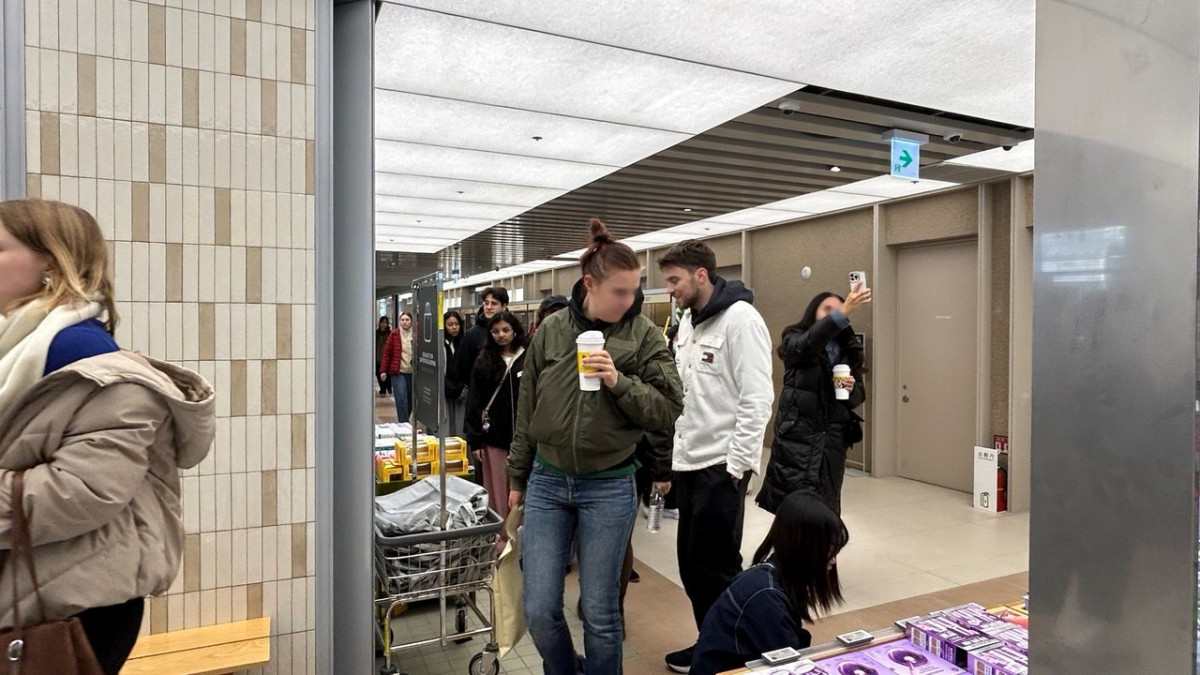 ▲외국인 관광객들이 올리브영N 성수의 피부진단 서비스 '스킨스캔'을 받기 위해 에스컬레이터까지 줄을 서고 있다. (사진=연희진 기자)