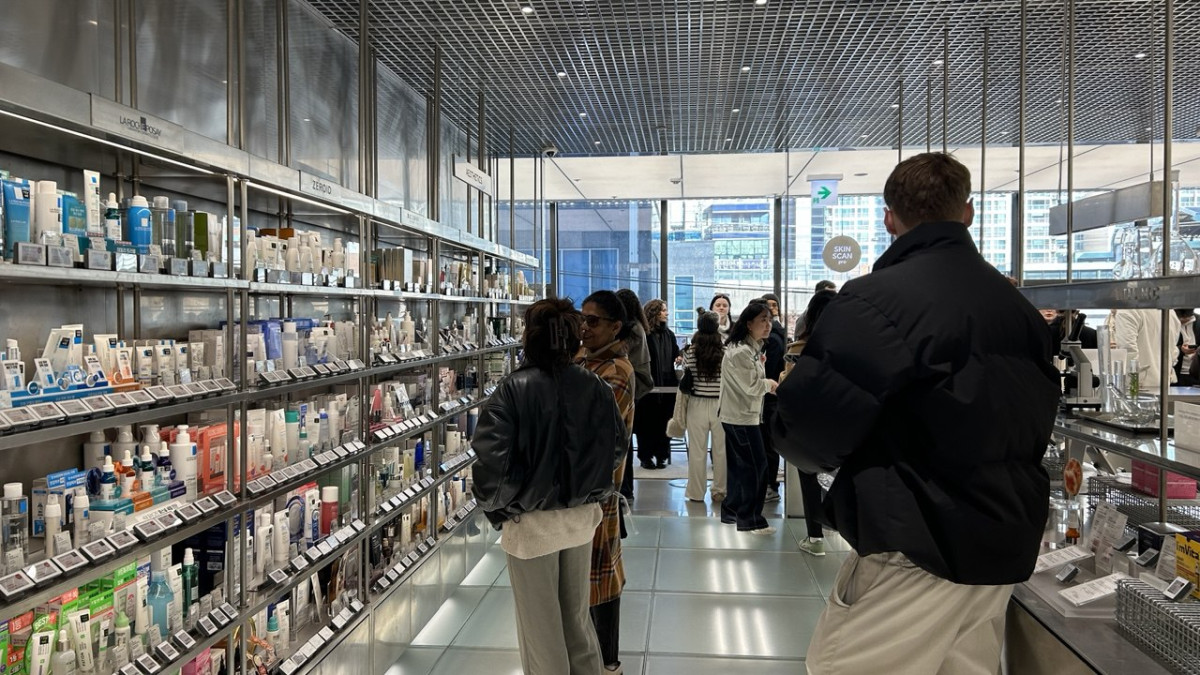 ▲올리브영N 성수의 액티브 스킨케어존에서 외국인 관광객들이 기능성 기초 화장품을 살펴보고 있다. (사진=연희진 기자)