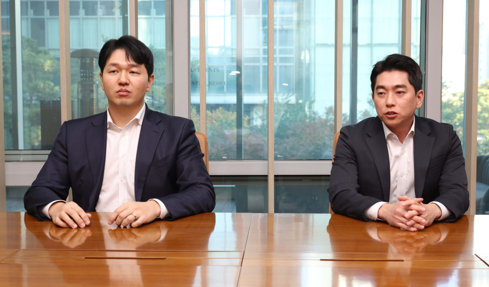 ▲공평근(오른쪽) 키스톤프라이빗에쿼티 이사와 권순조 부장이 서울 여의도 키스톤PE에서 이투데이와 인터뷰를 갖고 있다. 신태현 기자 holjjak@ (이투데이DB)