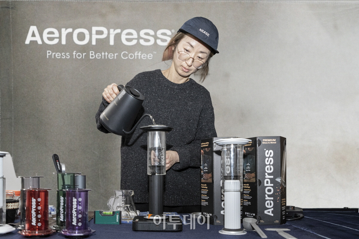 ▲6일 서울 성수동 레이어스튜디오 41에서 열린 ‘2025 월드 에어로프레스 챔피언십’ 현장 내 카페뮤제오 부스에서 관람객을 대상으로 ‘에어로프레스 프리미엄’ 시연 프로그램이 진행되고 있다. 사진제공=WAC