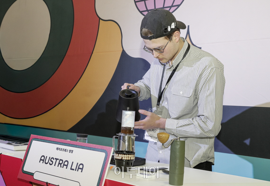 ▲6일 서울 성수동 레이어스튜디오 41에서 열린 ‘2025 월드 에어로프레스 챔피언십’ 우승자인 호주 대표 네모 팝(Nemo Pop) 선수가 에어로프레스로 커피를 추출하고 있다. 사진제공=WAC