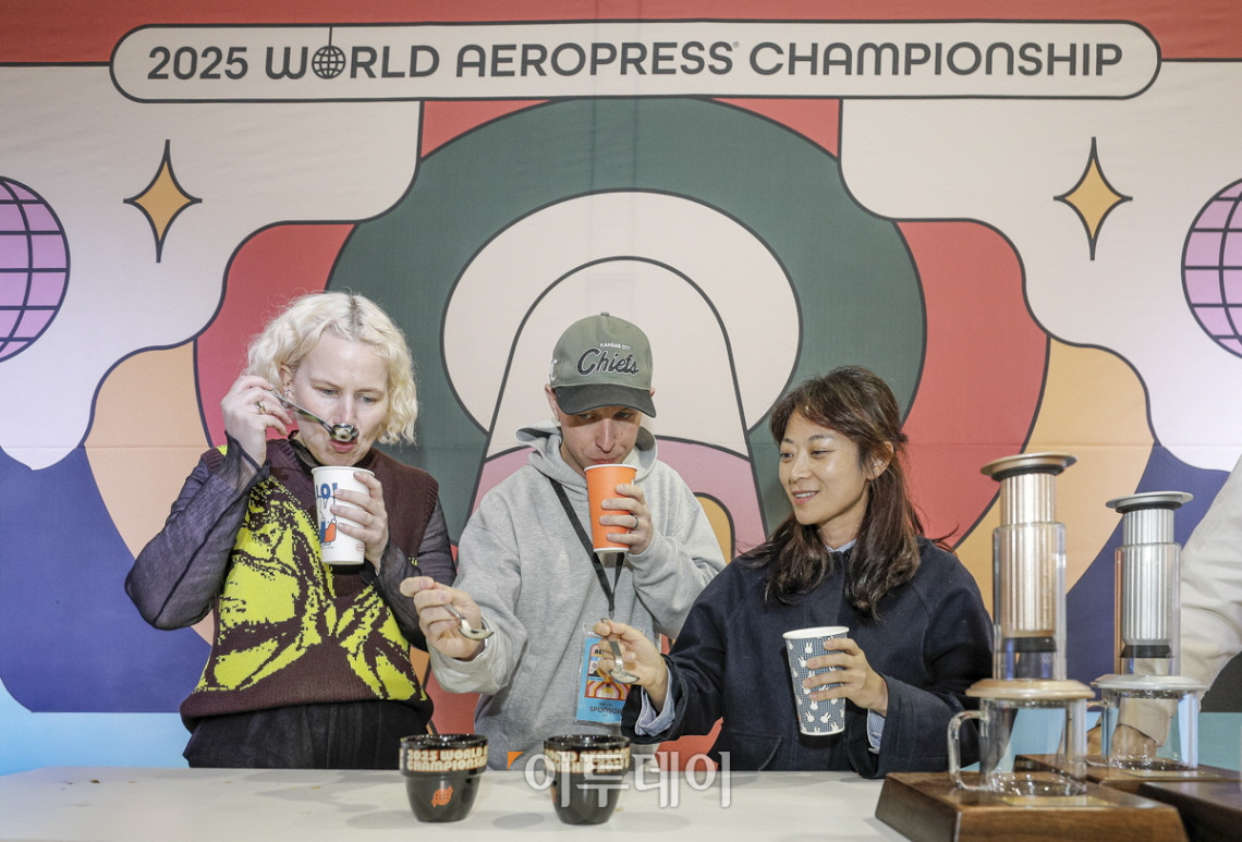 ▲6일 서울 성수동 레이어스튜디오 41에서 열린 ‘2025 월드 에어로프레스 챔피언십’에서 심사위원들이 블라인드 테이스팅 방식으로 커피를 시음하고 있다. 사진제공=WAC