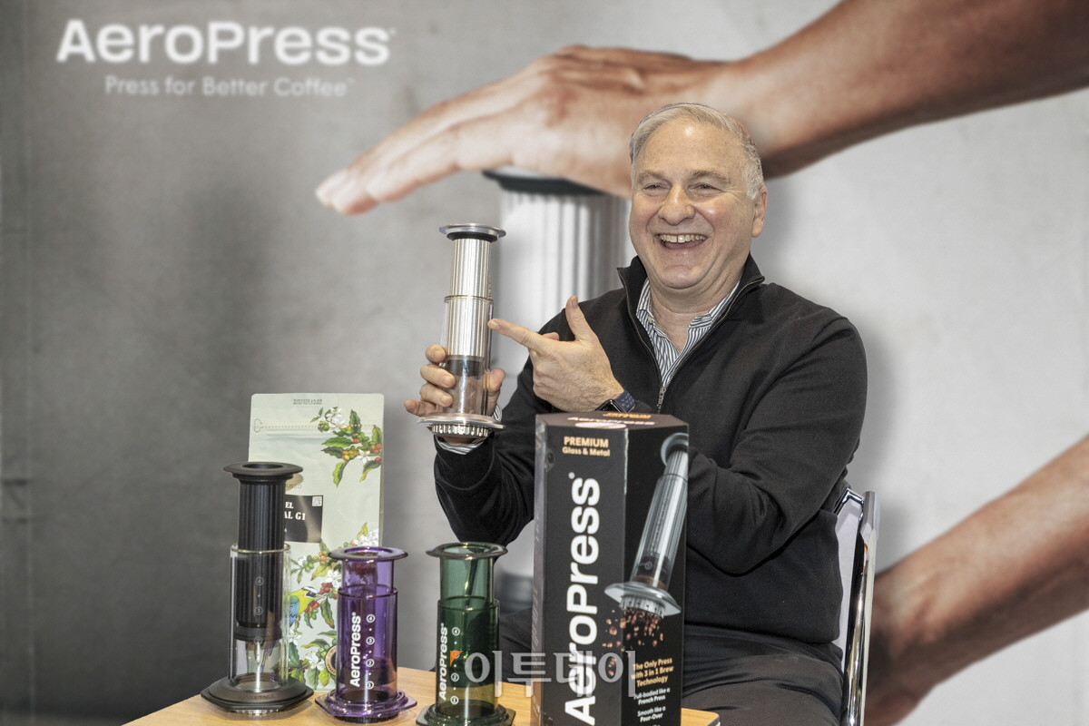 ▲6일 서울 성수동 레이어스튜디오 41에서 열린 ‘2025 월드 에어로프레스 챔피언십’ 현장에서 제라드 마이어(Gerard Meyer) 에어로프레스 CEO가 신제품 ‘에어로프레스 프리미엄’을 소개하고 있다. 사진제공=WAC