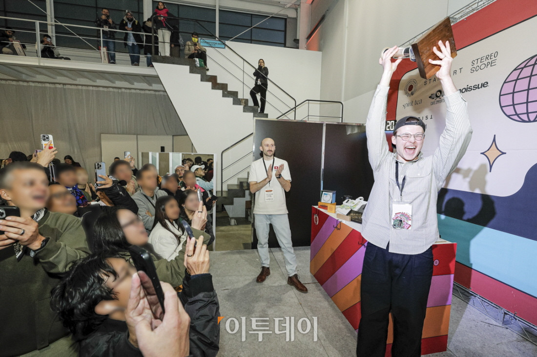 ▲6일 서울 성수동 레이어스튜디오 41에서 열린 ‘2025 월드 에어로프레스 챔피언십’에서 우승자인 호주 대표 네모 팝(Némo Pop) 선수가 트로피를 들고 있다. 사진제공=WAC