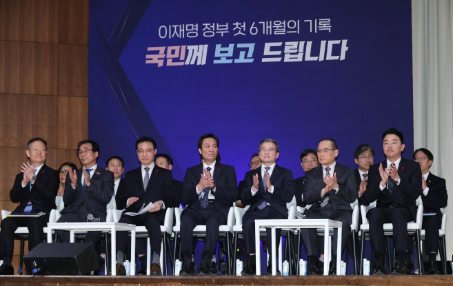 ▲7일 용산 대통령실에서 열린 이재명 대통령 정부 6개월 성과 간담회에서 참석자들이 박수를 치고 있다. 앞줄 오른쪽부터 강훈식 대통령비서실장, 위성락 국가안보실장, 김용범 정책실장, 우상호 정무수석, 이규연 홍보소통수석, 전성환 경청통합수석, 봉욱 민정수석. (연합뉴스 )