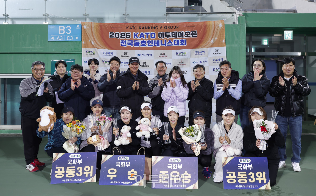 ▲7일 인천 부평구 열우물 테니스장에서 열린 2025 KATO 이투데이 오픈 전국동호인 테니스 대회 시상식에서 각 부문 수상자들과 시상자인 김영식 한국테니스발전협의회(KATO) 회장, 이종재 이투데이그룹 부회장을 비롯한 관계자들이 기념촬영을 하고 있다. 조현호 기자 hyunho@