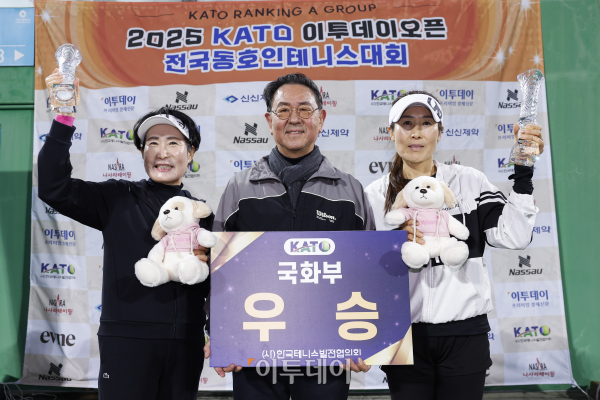 ▲7일 인천 부평구 열우물 테니스장에서 열린 2025 KATO 이투데이 오픈 전국동호인 테니스 대회 시상식에서 국화부 우승팀 박만재(왼쪽), 김정순 선수와 시상자인 이종재 이투데이그룹 부회장이 기념촬영을 하고 있다. 조현호 기자 hyunho@