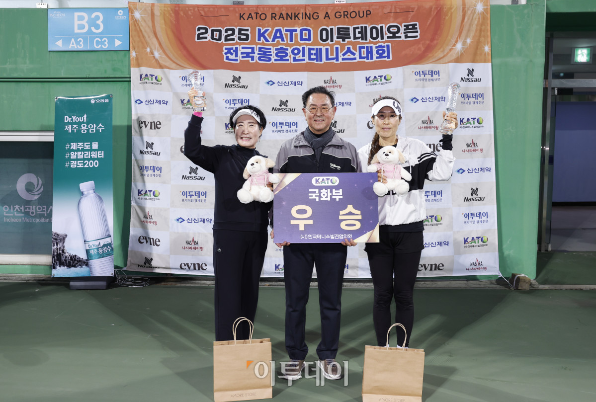 ▲7일 인천 부평구 열우물 테니스장에서 열린 2025 KATO 이투데이 오픈 전국동호인 테니스 대회 시상식에서 국화부 우승팀 박만재(왼쪽), 김정순 선수와 시상자인 이종재 이투데이그룹 부회장이 기념촬영을 하고 있다. 조현호 기자 hyunho@