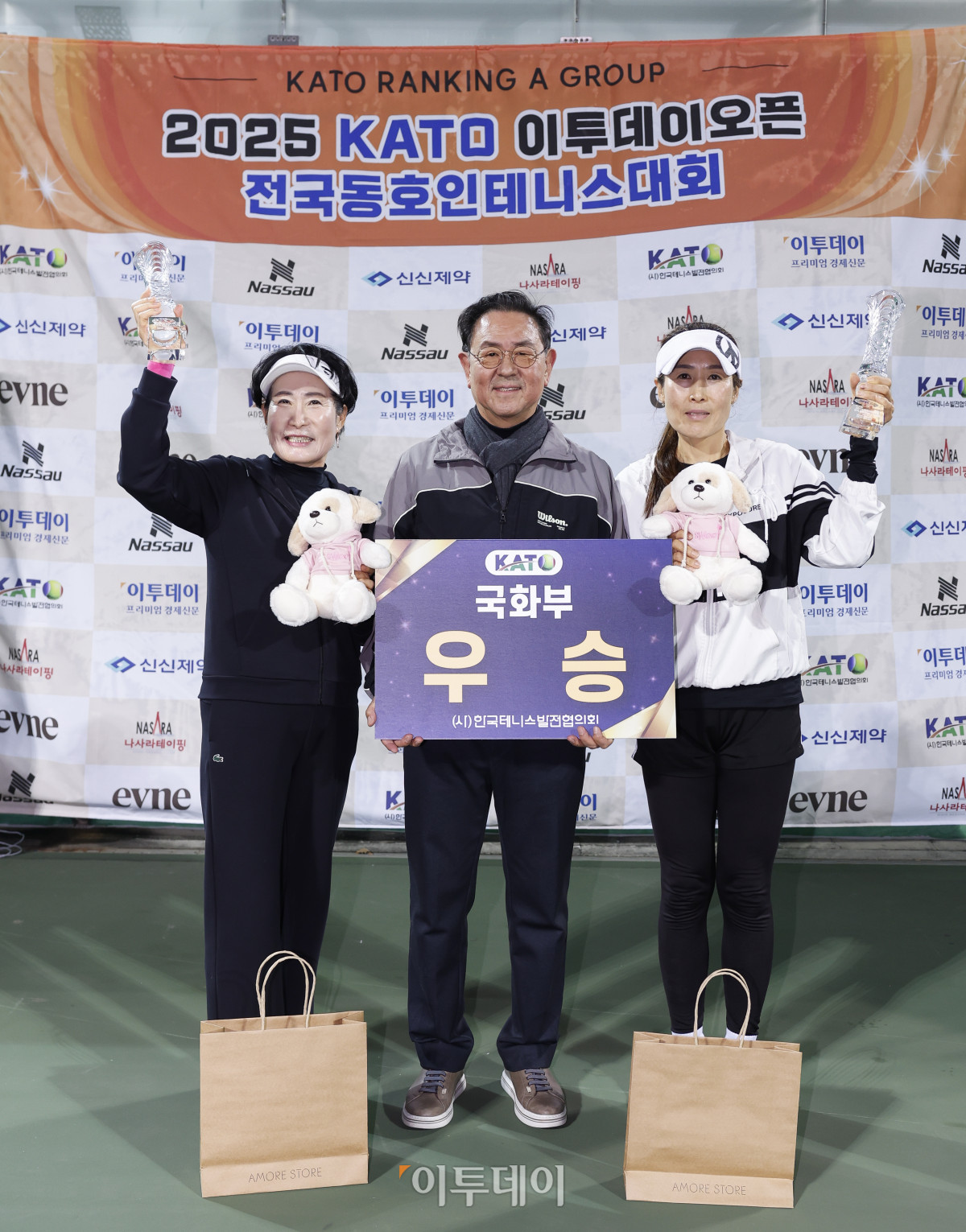 ▲7일 인천 부평구 열우물 테니스장에서 열린 2025 KATO 이투데이 오픈 전국동호인 테니스 대회 시상식에서 국화부 우승팀 박만재(왼쪽), 김정순 선수와 시상자인 이종재 이투데이그룹 부회장이 기념촬영을 하고 있다. 조현호 기자 hyunho@