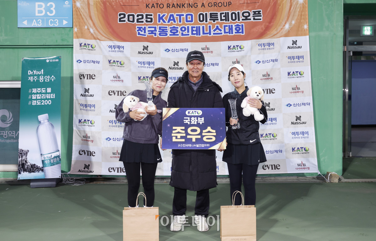 ▲7일 인천 부평구 열우물 테니스장에서 열린 2025 KATO 이투데이 오픈 전국동호인 테니스 대회 시상식에서 국화부 준우승팀 윤지혜(왼쪽), 김한나 선수와 시상자인 김영식 한국테니스발전협의회(KATO) 회장이 기념촬영을 하고 있다. 조현호 기자 hyunho@