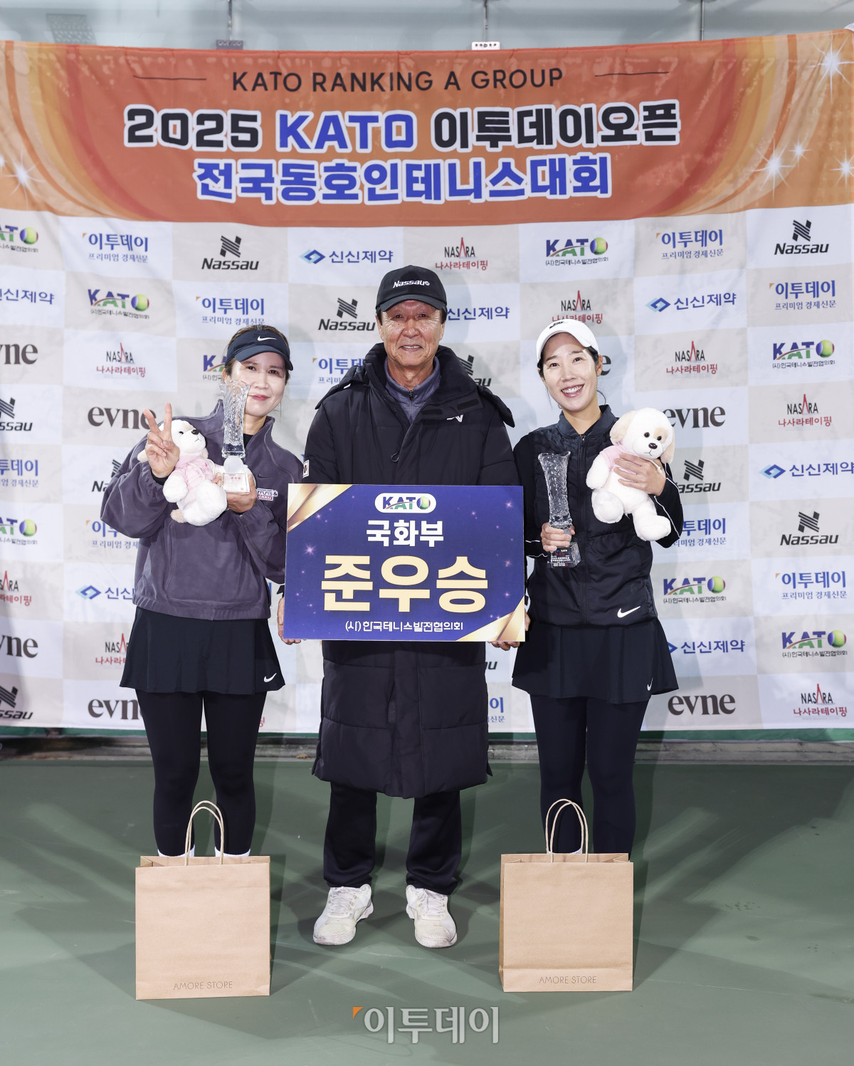 ▲7일 인천 부평구 열우물 테니스장에서 열린 2025 KATO 이투데이 오픈 전국동호인 테니스 대회 시상식에서 국화부 준우승팀 윤지혜(왼쪽), 김한나 선수와 시상자인 김영식 한국테니스발전협의회(KATO) 회장이 기념촬영을 하고 있다. 조현호 기자 hyunho@