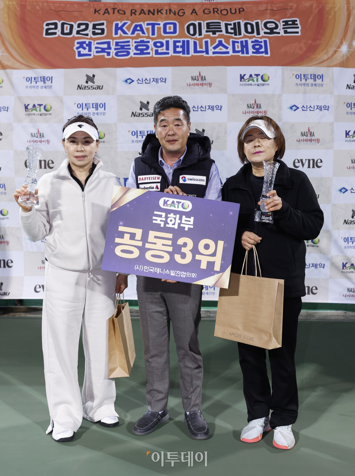 ▲7일 인천 부평구 열우물 테니스장에서 열린 2025 KATO 이투데이 오픈 전국동호인 테니스 대회 시상식에서 국화부 공동3위조인 김선화(왼쪽), 윤정미 선수와 시상자인 한수명 인천광역시 테니스협회장이 기념촬영을 하고 있다. 조현호 기자 hyunho@