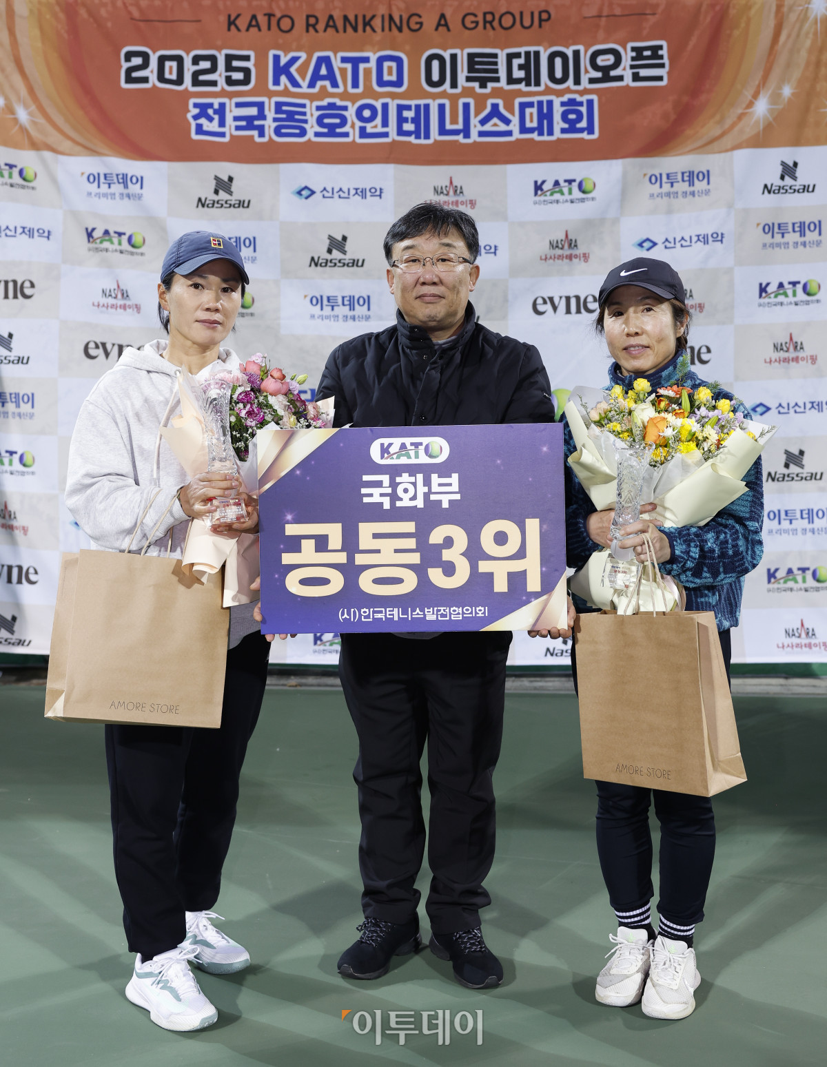 ▲7일 인천 부평구 열우물 테니스장에서 열린 2025 KATO 이투데이 오픈 전국동호인 테니스 대회 시상식에서 국화부 공동3위조인 김은경(왼쪽), 김지숙 선수와 시상자인 한승훈 이투데이 상무가 기념촬영을 기념촬영을 하고 있다. 조현호 기자 hyunho@