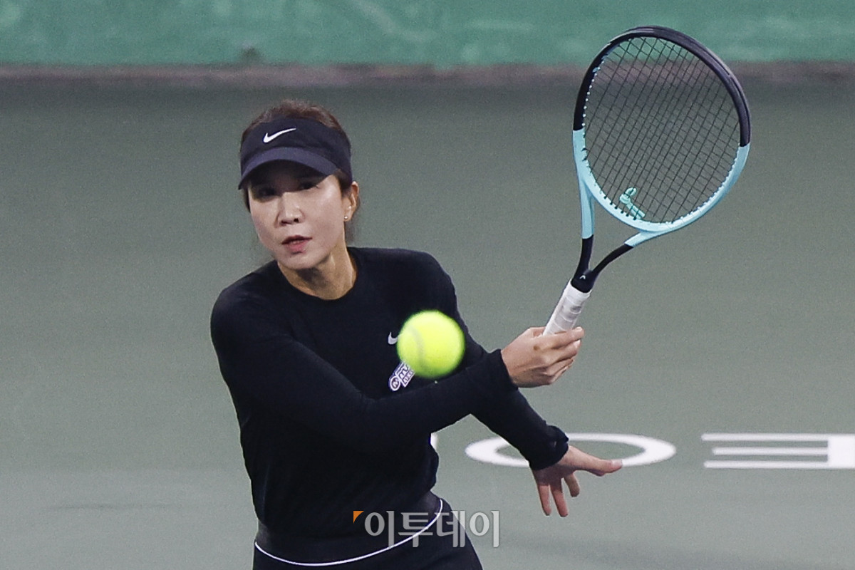 ▲7일 인천 부평구 열우물 테니스장에서 열린 2025 KATO 이투데이 오픈 전국동호인 테니스 대회에서 국화부 준우승조인 윤지혜 선수가 경기를 펼치고 있다. 조현호 기자 hyunho@