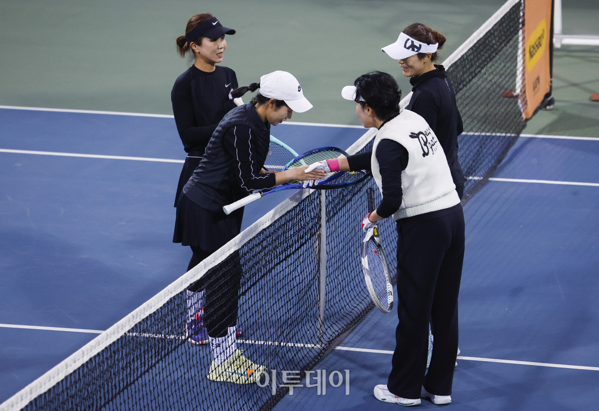 ▲7일 인천 부평구 열우물 테니스장에서 열린 2025 KATO 이투데이 오픈 전국동호인 테니스 대회에서 국화부 우승조인 박만재·김정순 선수와 준우승조인 김한나·윤지혜 선수가 경기를 마친 후 악수를 하고 있다. 조현호 기자 hyunho@