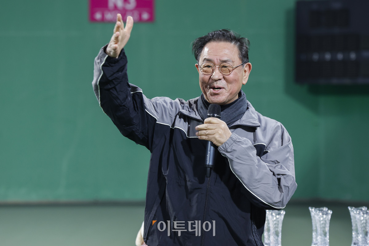 ▲이종재 이투데이그룹 부회장이 7일 인천 부평구 열우물 테니스장에서 열린 2025 KATO 이투데이 오픈 전국동호인 테니스 대회 시상식에서 인사말을 하고 있다. 조현호 기자 hyunho@
