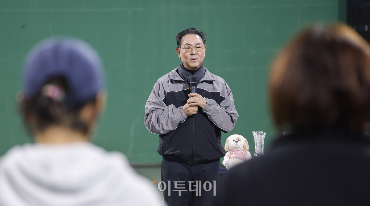 ▲이종재 이투데이그룹 부회장이 7일 인천 부평구 열우물 테니스장에서 열린 2025 KATO 이투데이 오픈 전국동호인 테니스 대회 시상식에서 인사말을 하고 있다. 조현호 기자 hyunho@