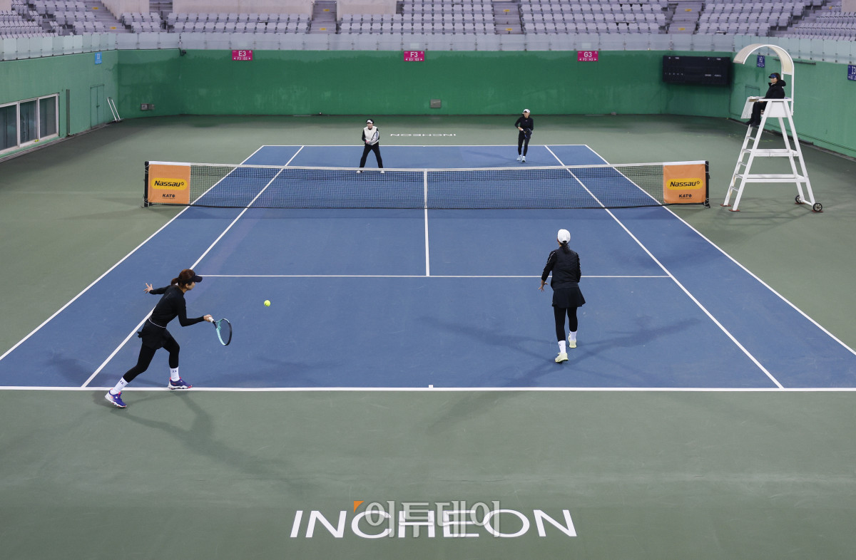 ▲7일 인천 부평구 열우물 테니스장에서 열린 2025 KATO 이투데이 오픈 전국동호인 테니스 대회에서 국화부 박만재·김정순·김한나·윤지혜 선수가 경기를 펼치고 있다. 조현호 기자 hyunho@