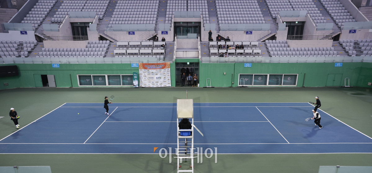 ▲7일 인천 부평구 열우물 테니스장에서 열린 2025 KATO 이투데이 오픈 전국동호인 테니스 대회에서 국화부 박만재·김정순·김한나·윤지혜 선수가 경기를 펼치고 있다. 조현호 기자 hyunho@