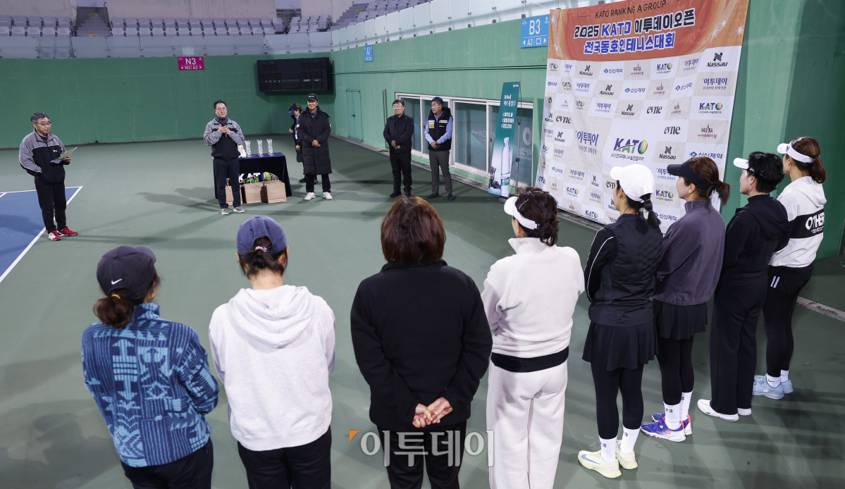 ▲이종재 이투데이그룹 부회장이 7일 인천 부평구 열우물 테니스장에서 열린 2025 KATO 이투데이 오픈 전국동호인 테니스 대회 시상식에서 인사말을 하고 있다. 조현호 기자 hyunho@