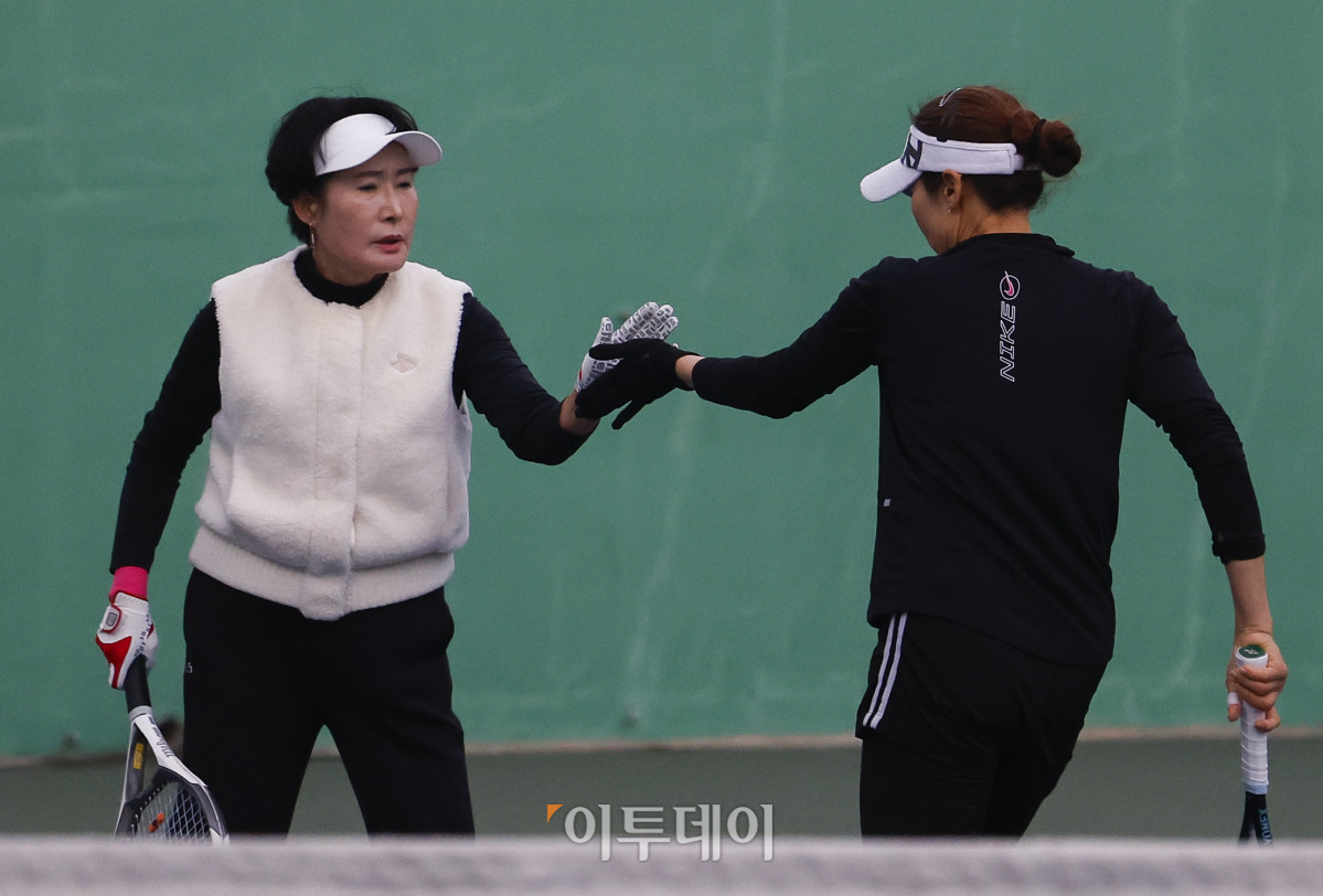 ▲7일 인천 부평구 열우물 테니스장에서 열린 2025 KATO 이투데이 오픈 전국동호인 테니스 대회에서 국화부 우승조인 박만재·김정순 선수가 경기를 펼치고 있다. 조현호 기자 hyunho@