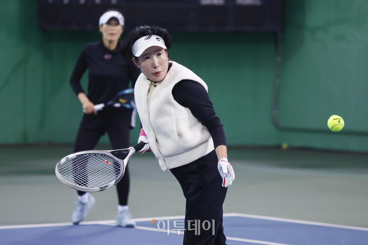 ▲7일 인천 부평구 열우물 테니스장에서 열린 2025 KATO 이투데이 오픈 전국동호인 테니스 대회에서 국화부 우승조인 박만재·김정순 선수가 경기를 펼치고 있다. 조현호 기자 hyunho@