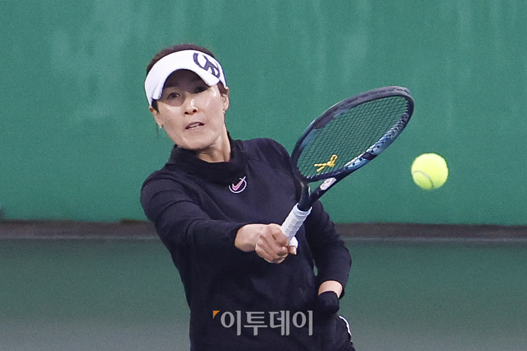 ▲7일 인천 부평구 열우물 테니스장에서 열린 2025 KATO 이투데이 오픈 전국동호인 테니스 대회에서 국화부 우승조인 김정순 선수가 경기를 펼치고 있다. 조현호 기자 hyunho@