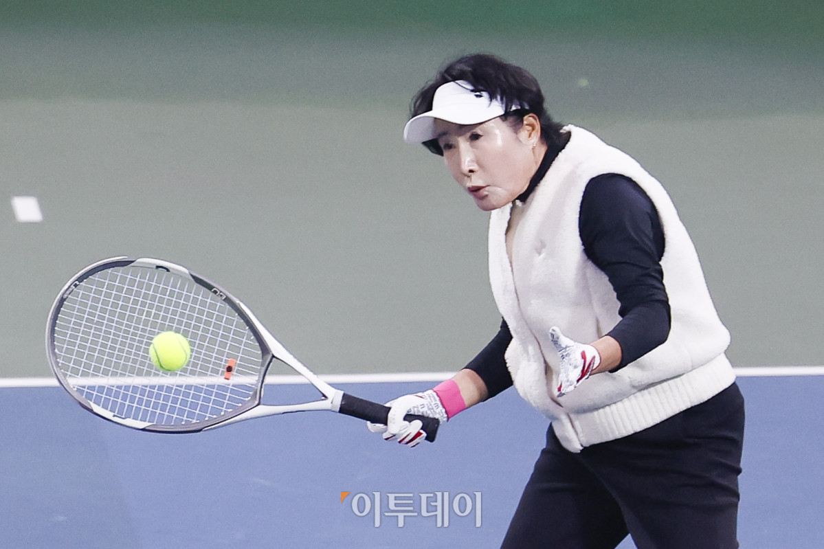 ▲7일 인천 부평구 열우물 테니스장에서 열린 2025 KATO 이투데이 오픈 전국동호인 테니스 대회에서 국화부 우승조인 박만재 선수가 경기를 펼치고 있다. 조현호 기자 hyunho@