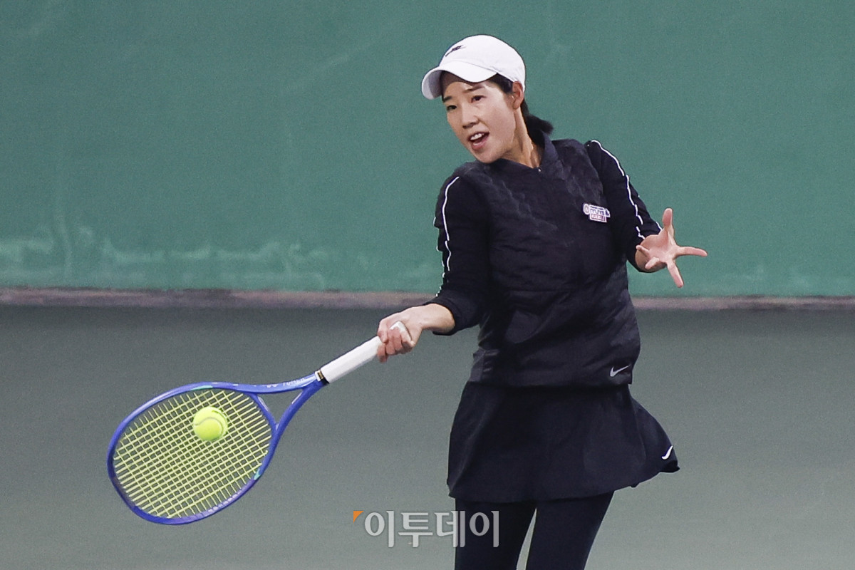 ▲7일 인천 부평구 열우물 테니스장에서 열린 2025 KATO 이투데이 오픈 전국동호인 테니스 대회에서 국화부 준우승조인 김한나 선수가 경기를 펼치고 있다. 조현호 기자 hyunho@