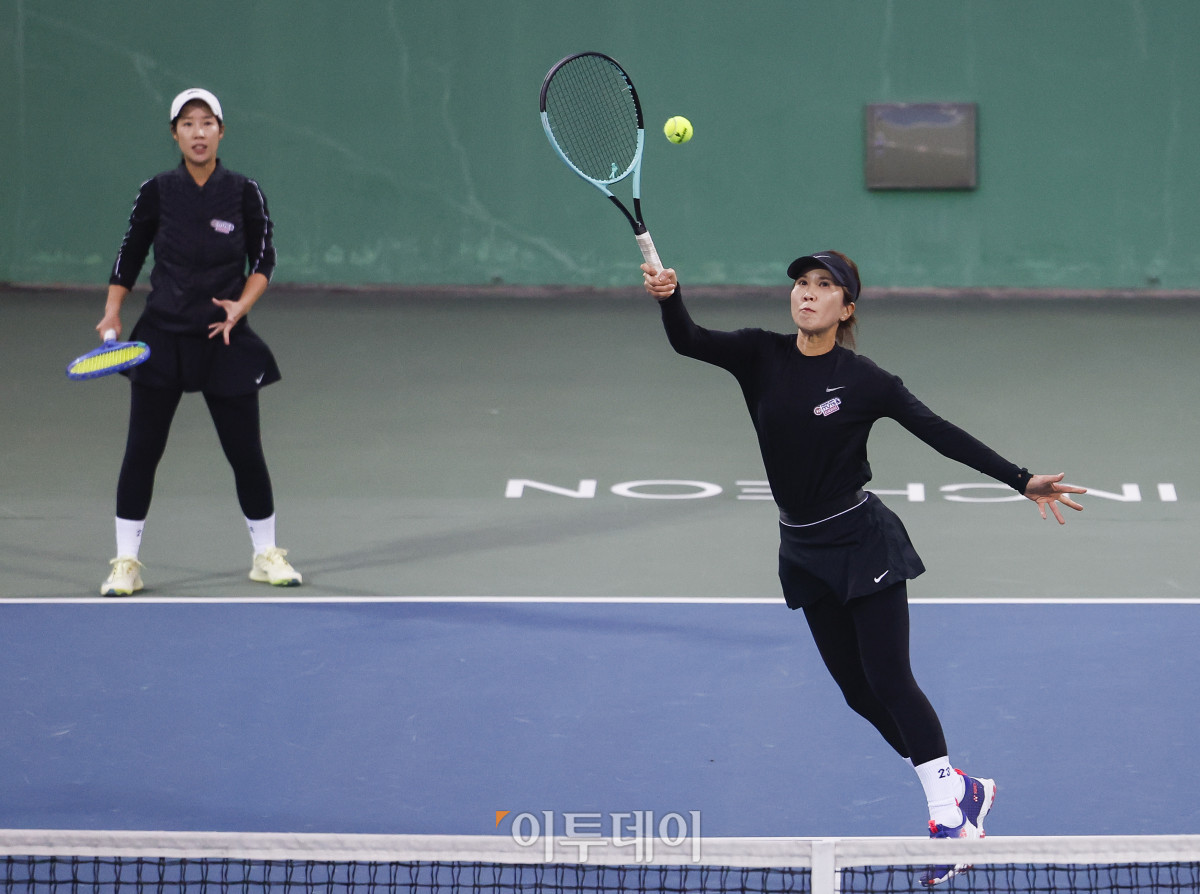 ▲7일 인천 부평구 열우물 테니스장에서 열린 2025 KATO 이투데이 오픈 전국동호인 테니스 대회에서 국화부 준우승조인 김한나·윤지혜 선수가 경기를 펼치고 있다. 조현호 기자 hyunho@