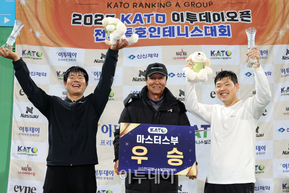 ▲7일 인천 부평구 열우물 테니스장에서 열린 2025 KATO 이투데이 오픈 전국동호인 테니스 대회 시상식에서 마스터스부 우승조인 염성민(왼쪽)·김재용 선수가 시상자인 김영식 한국테니스발전협의회(KATO) 회장과 기념촬영을 하고 있다. 고이란 기자 photoeran@ (이투데이DB)