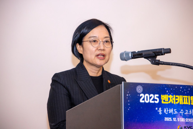 ▲한성숙 중소벤처기업부 장관이 5일 서울 강남구 그랜드인터컨티넨탈 서울 파르나스에서 열린 ‘2025 벤처캐피탈 송년의 밤’ 행사에서 축사를 하고 있다. (사진제공=중소벤처기업부)