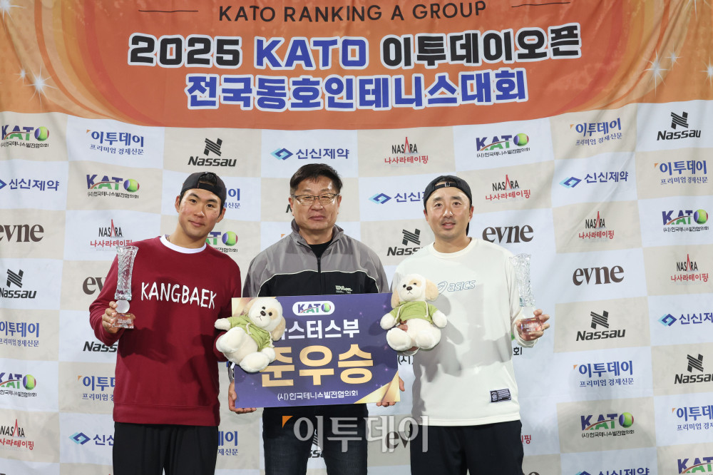 ▲7일 인천 부평구 열우물 테니스장에서 열린 2025 KATO 이투데이 오픈 전국동호인 테니스 대회 시상식에서 마스터스부 준우승조인 고희원(왼쪽)·최한민 선수가 시상자인 김종순 한국테니스발전협의회(KATO) 부회장과 기념촬영을 하고 있다. 고이란 기자 photoeran@ (이투데이DB)