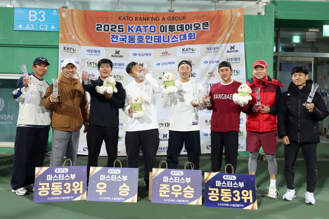 ▲7일 인천 부평구 열우물 테니스장에서 열린 2025 KATO 이투데이 오픈 전국동호인 테니스 대회 시상식에서 마스터스부 수상자들이 기념촬영을 하고 있다. 고이란 기자 photoeran@