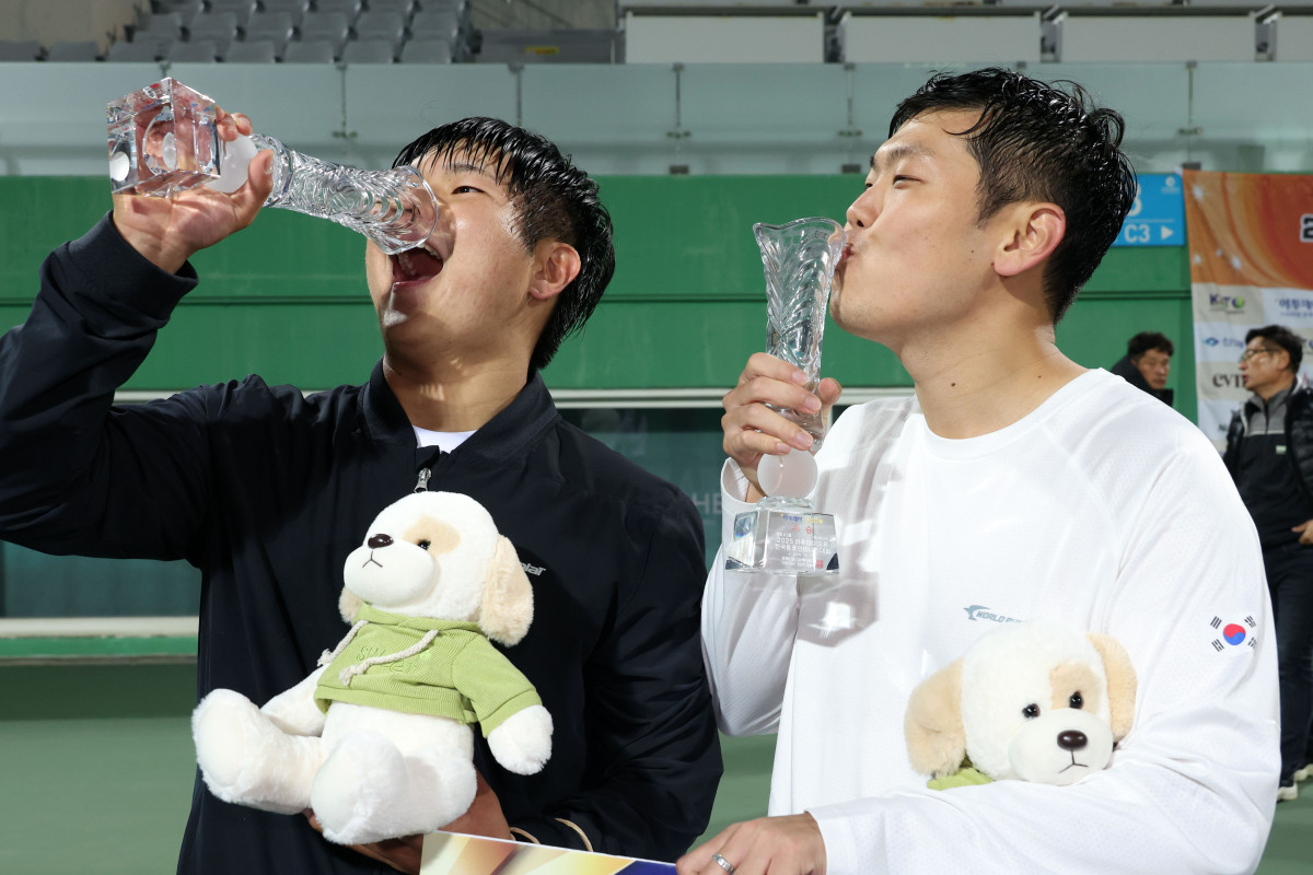 ▲7일 인천 부평구 열우물 테니스장에서 열린 2025 KATO 이투데이 오픈 전국동호인 테니스 대회 시상식에서 마스터스부 우승조인 염성민(왼쪽)·김재용 선수가 이투데이와 인터뷰에 앞서 포즈를 취하고 있다. 고이란 기자 photoeran@