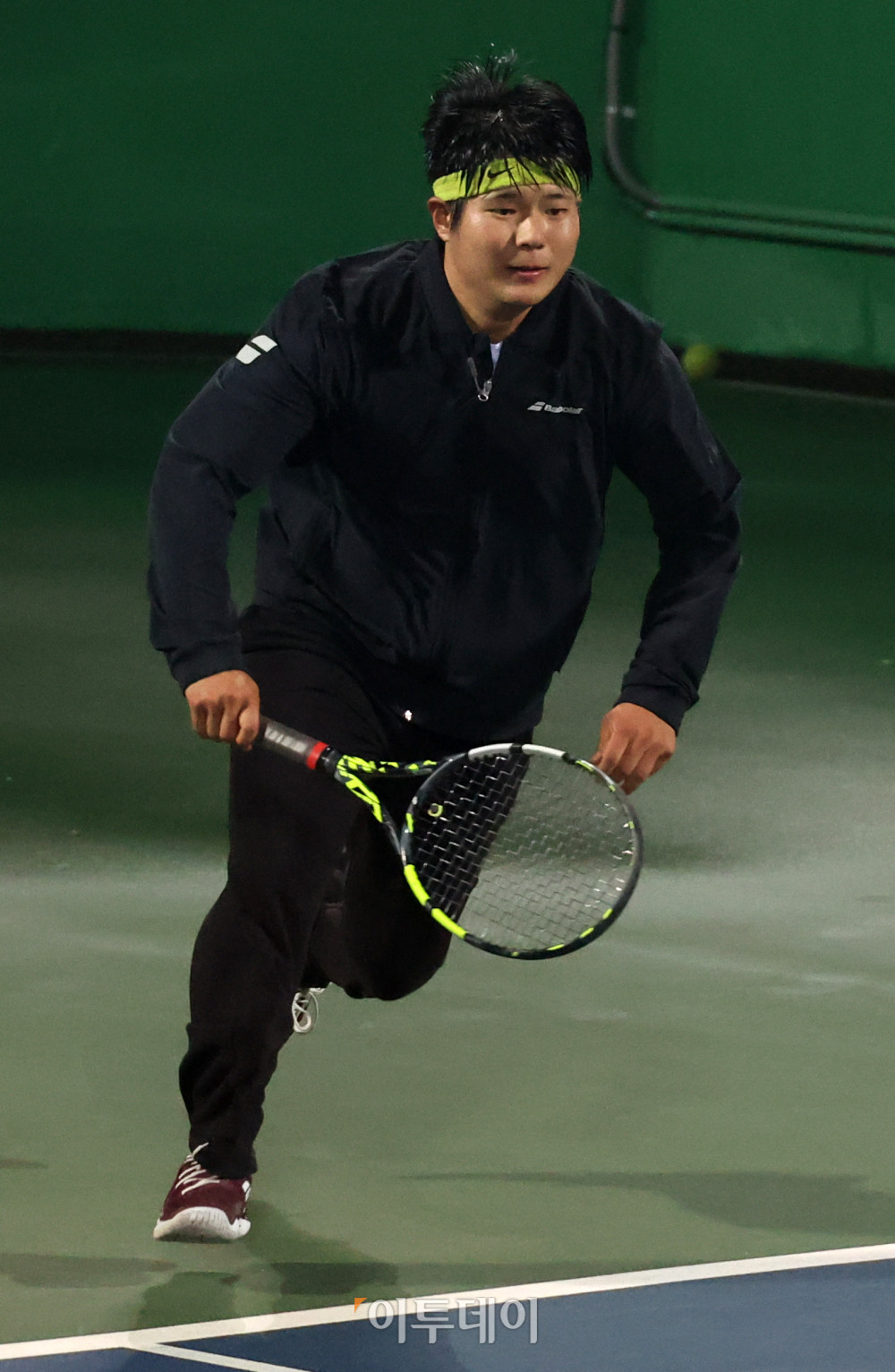 ▲7일 인천 부평구 열우물 테니스장에서 열린 2025 KATO 이투데이 오픈 전국동호인 테니스 대회에서 마스터스부 염성민 선수가 결승 경기를 하고 있다. 고이란 기자 photoeran@