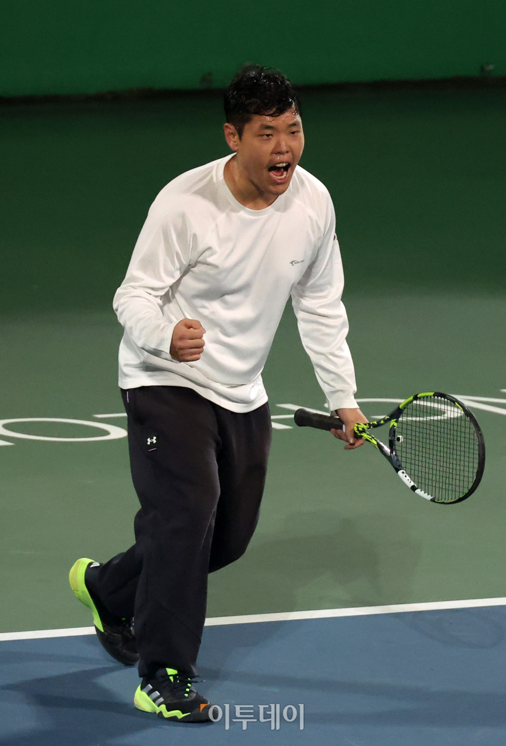 ▲7일 인천 부평구 열우물 테니스장에서 열린 2025 KATO 이투데이 오픈 전국동호인 테니스 대회에서 마스터스부 김재용 선수가 결승 경기를 하고 있다. 고이란 기자 photoeran@