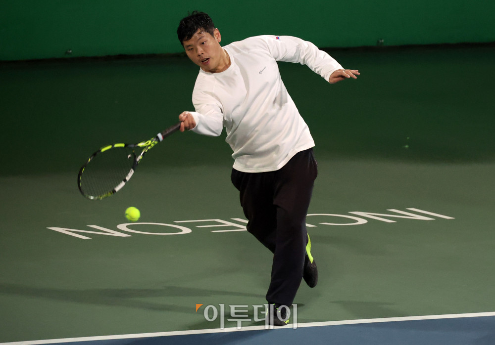 ▲7일 인천 부평구 열우물 테니스장에서 열린 2025 KATO 이투데이 오픈 전국동호인 테니스 대회에서 마스터스부 김재용 선수가 결승 경기를 하고 있다. 고이란 기자 photoeran@