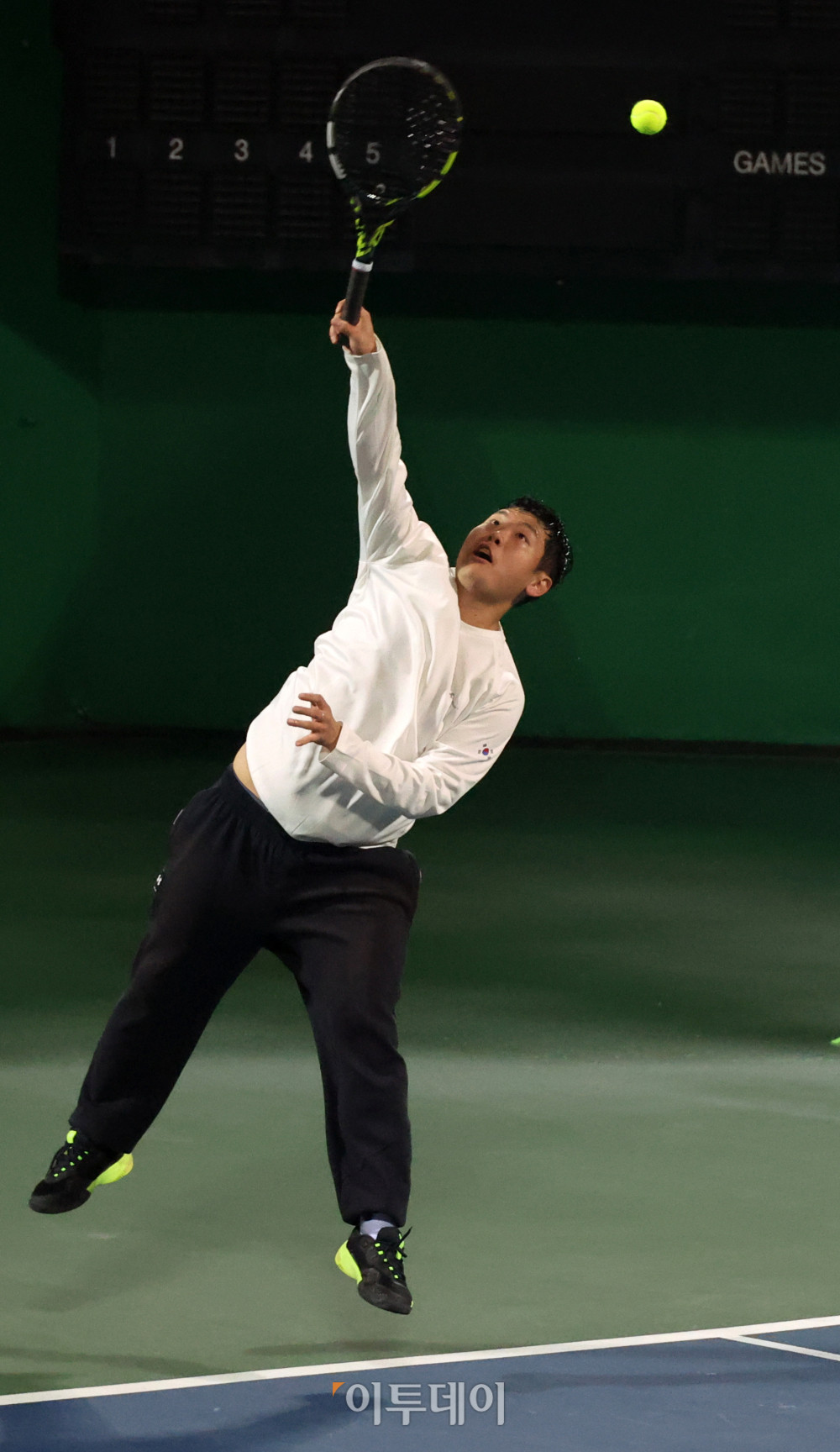 ▲7일 인천 부평구 열우물 테니스장에서 열린 2025 KATO 이투데이 오픈 전국동호인 테니스 대회에서 마스터스부 김재용 선수가 결승 경기를 하고 있다. 고이란 기자 photoeran@