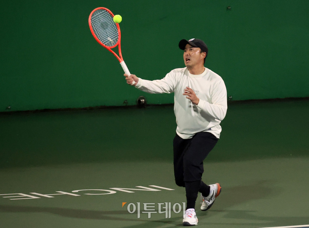▲7일 인천 부평구 열우물 테니스장에서 열린 2025 KATO 이투데이 오픈 전국동호인 테니스 대회에서 마스터스부 최한민 선수가 결승 경기를 하고 있다. 고이란 기자 photoeran@