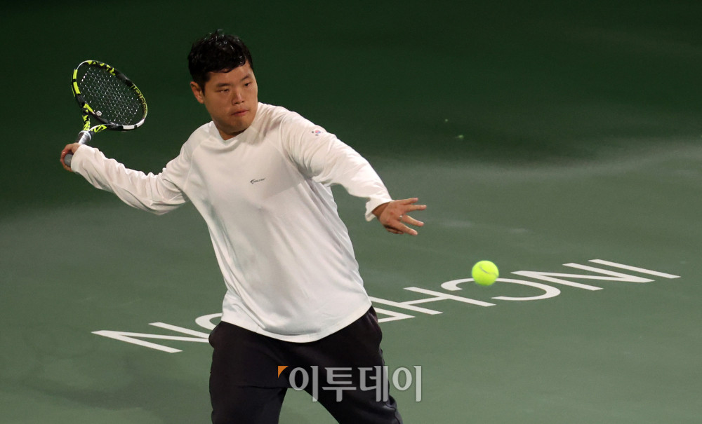 ▲7일 인천 부평구 열우물 테니스장에서 열린 2025 KATO 이투데이 오픈 전국동호인 테니스 대회에서 마스터스부 김재용 선수가 결승 경기를 하고 있다. 고이란 기자 photoeran@
