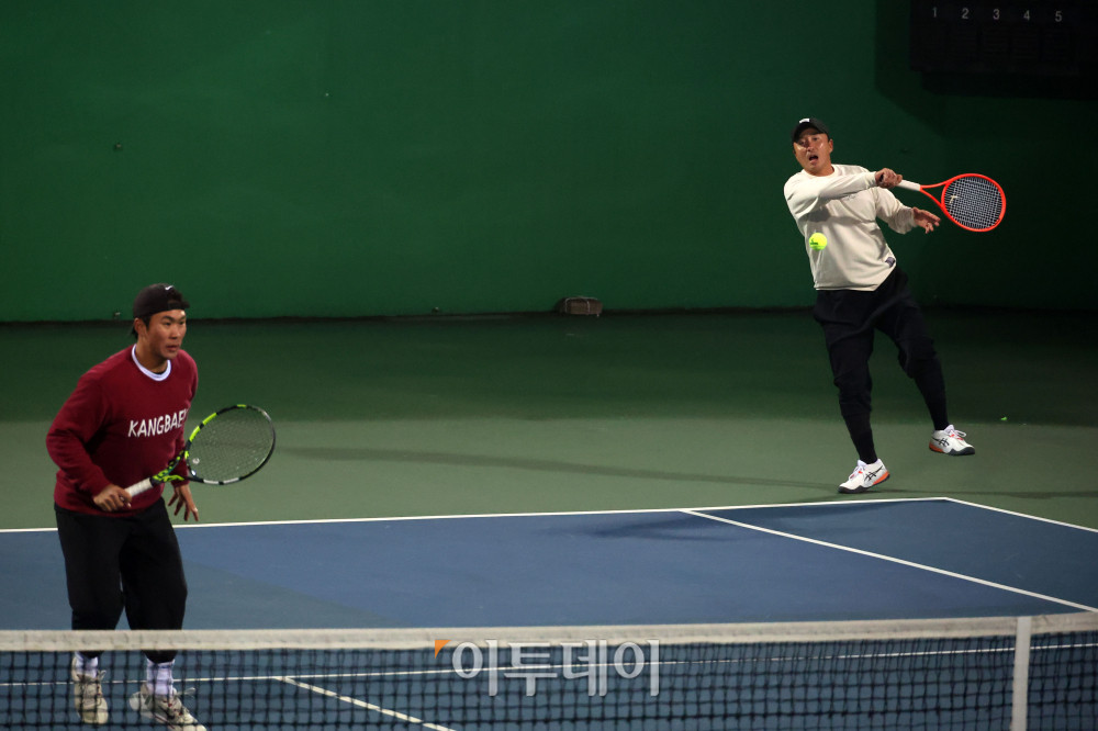 ▲7일 인천 부평구 열우물 테니스장에서 열린 2025 KATO 이투데이 오픈 전국동호인 테니스 대회에서 마스터스부 고희원·최한민 선수가 결승 경기를 하고 있다. 고이란 기자 photoeran@