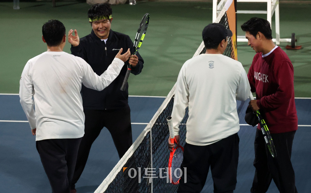 ▲7일 인천 부평구 열우물 테니스장에서 열린 2025 KATO 이투데이 오픈 전국동호인 테니스 대회에서 마스터스부 염성민·김재용 선수, 고희원·최한민 선수가 결승 경기를 마치고 인사하고 있다. 고이란 기자 photoeran@