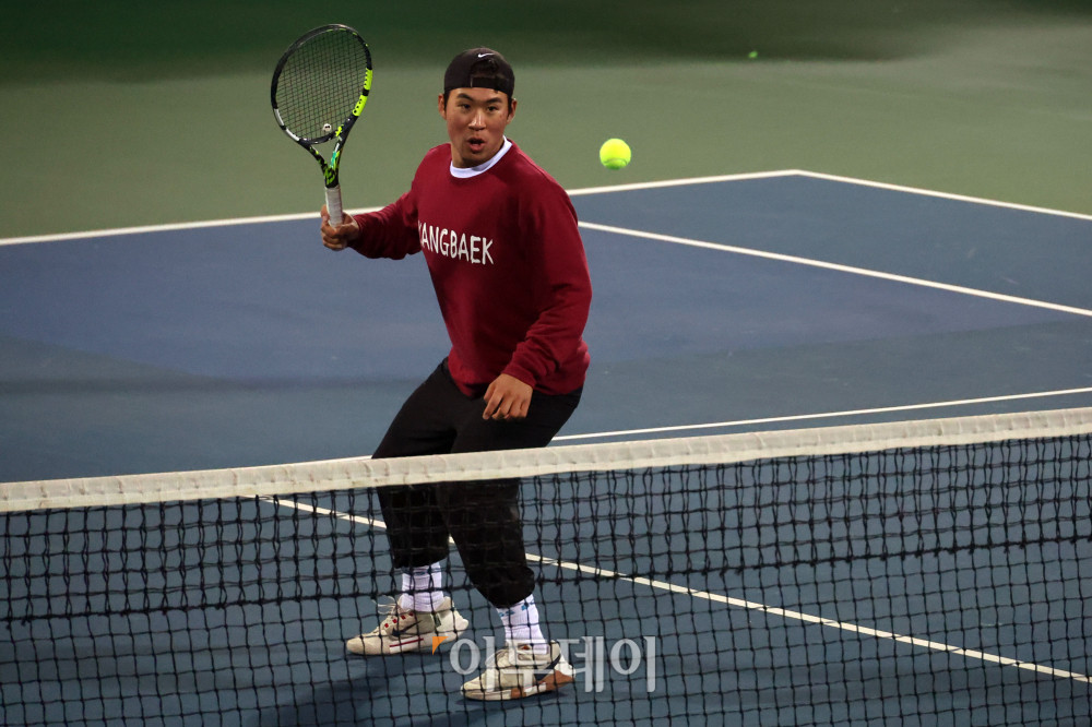 ▲7일 인천 부평구 열우물 테니스장에서 열린 2025 KATO 이투데이 오픈 전국동호인 테니스 대회에서 마스터스부 고희원 선수가 결승 경기를 하고 있다. 고이란 기자 photoeran@
